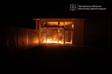 Фото 6 — Росіяни вдарили по "Епіцентру" в Запоріжжі (ФОТО)