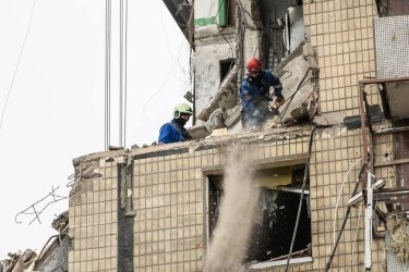 Фото 4 — В Днепре продолжаются поиски еще 25 жителей разрушенного российской ракетой дома (ФОТО)