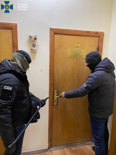 Фото 4 — СБУ задержала функционера "Киевводоканала", выломав двери в офисе компании (ФОТО, ВИДЕО)