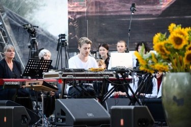 Фото 9 — Bouquet Kyiv Stage миксует жанры: открыли фестиваль Забужко, "Щедрик" и электронная музыка