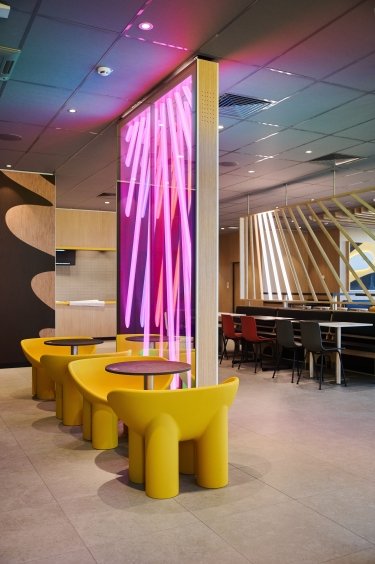Фото 4 — В Киеве открыли новый McDonald’s из переработанных материалов с видом на озеро