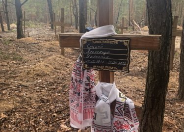 Фото 7 — В Изюме нашли массовое захоронение людей: Зеленский прокомментировал (ФОТО)