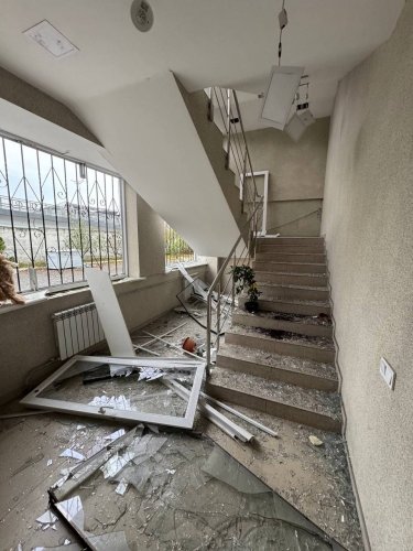 Фото 2 — В Киеве поврежден офис ДТЭК в результате атаки России (ФОТО)