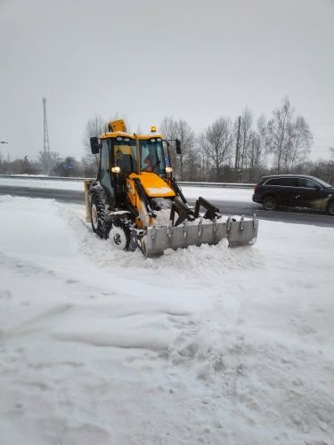 Фото 4 — Стан проїзду на дорогах: як працюють дорожні служби в регіонах