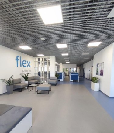 Фото 18 — РФ атаковала американский завод по производству электроники в Мукачево, 15 раненых