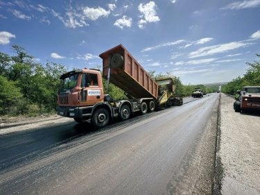 Фото 3 — В Днепропетровской области ремонтируют важную дорогу для поставки гуманитарной помощи