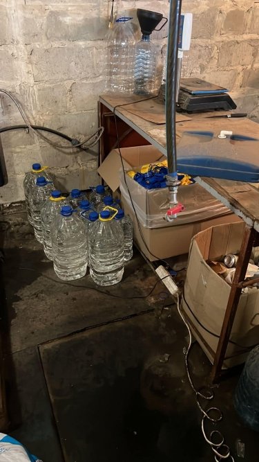 Фото 13 — В Киевской области нашли подпольное производство спирта: сбывали оптом "своим" людям (ФОТО)