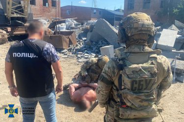 Фото 6 — В Житомирской области задержали восемь членов банды рэкетиров: "попались" из-за угроз военному (ФОТО, ВИДЕО)
