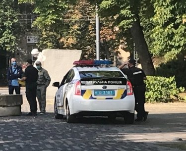 Фото 3 — Вандалы пытались разрушить скульптуру девочки с колосками у Музея Голодомора (ФОТО)