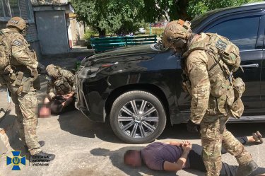 Фото 2 — В Житомирской области задержали восемь членов банды рэкетиров: "попались" из-за угроз военному (ФОТО, ВИДЕО)