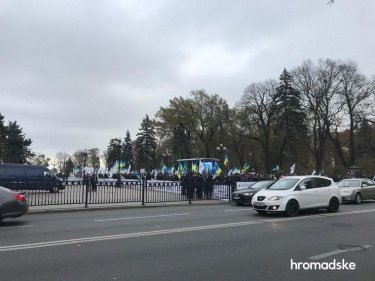 Фото 2 — В Киеве у здания Рады аграрии протестовали против создания рынка земли (ФОТО)