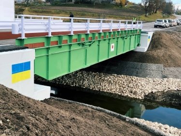 Фото 2 — На Тернопільщині відкрито для проїзду новий міст: споруда витримує навантаження до 100 тонн (ФОТО)