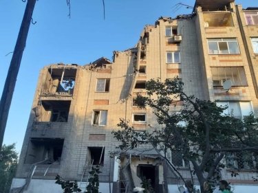Фото 6 — Россияне обстреляли Торецк: из-под завалов разрушенного дома спасатели изъяли два тела