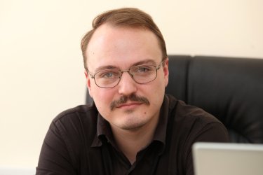 Фото 2 — Новинки кинопроката: Красная Шапка против зрителей и другие ужасы на фоне добротной британской классики