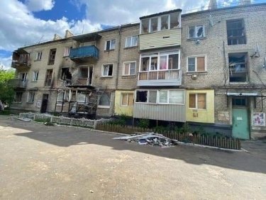Фото 8 — Оккупанты продолжают масштабные обстрелы Луганщины: повреждены еще десятки домов, в Северодонецке погибли люди