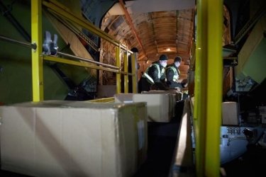 Фото 4 — В Украину прилетел самолет с тестами на коронавирус и масками: сколько чего — не сообщают