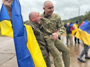 Фото 8 — Украина вернула домой из плена 205 военных и гражданских (ФОТО)