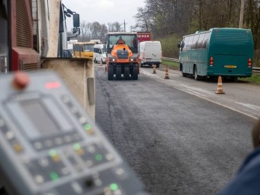 Фото 9 — Роботи на дорогах державного значення тривають: за добу відновлено 124 тис. кв. м