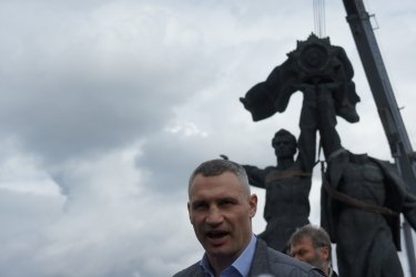 Фото 12 — В Киеве демонтируют скульптуры под аркой "Дружбы народов" (ФОТО)