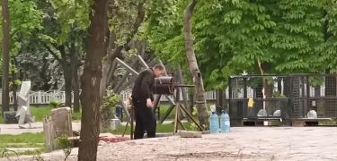 Фото 2 — "Вода не питьевая, но другой нет": в Мариуполе местные жители обустраивают импровизированные колодцы (ФОТО)