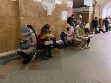 Фото 4 — В Киеве на 19 станциях метро во время тревог будут выставлять модульные лавки-топчаны (ФОТО)