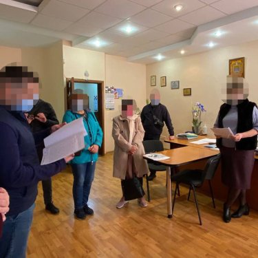 Фото 2 — Полиция обыскала Голосеевскую РГА Киева: подозревают кражу из бюджета 2 млн грн