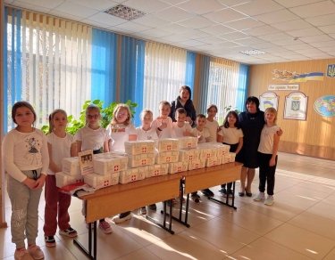 Фото 2 — Українські школярі отримали аптечки, що допоможуть убезпечити життя