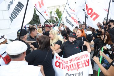 Фото 24 — На Майдане произошли столкновения SaveФОП и силовиков: хотели пронести к ОП гроб с венками