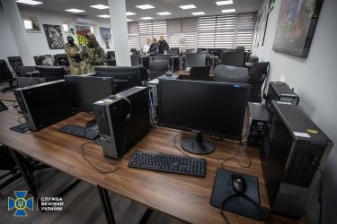 Фото 11 — Украли почти 100 млн грн со счетов жителей Мариуполя: СБУ разоблачила группу мошенников (ФОТО, ВИДЕО)