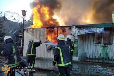 Фото 2 — В Каменском серьезный пожар на рынке: сгорели магазины, ломбард и кафе (ФОТО, ВИДЕО)
