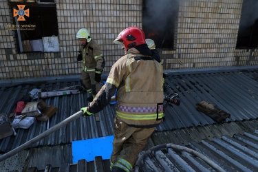 Фото 4 — В ГСЧС показали тушение пожара на центральном рынке Днепра (ФОТО, ВИДЕО)