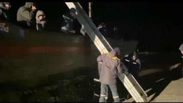 Фото 2 — На побережье Азовского моря шторм затопил остров Бирючий, эвакуировали 11 человек (ФОТО)