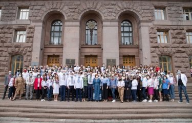 Фото 8 — Конкурсы и спецмарки. Как украинский бизнес, политики и чиновники отмечали День вышиванки