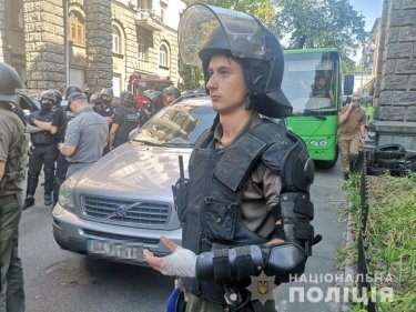 Фото 3 — Столкновения Нацкорпуса с полицией на Банковой: пострадали 8 правоохранителей (ФОТО)