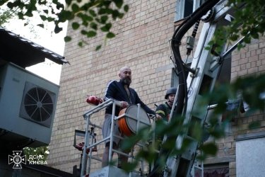 Фото 8 — У Києві внаслідок атаки РФ щонайменше шестеро загиблих, пошкоджено один із виходів станції метро, КПІ та КНЕУ