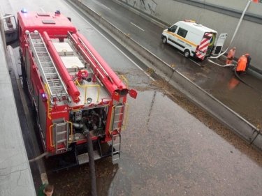 Фото 5 — Киев накрыл мощный ураган: дождем затопило метро и подземные переходы (ВИДЕО)