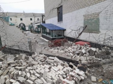 Фото 6 — В Уголовно-исполнительной службе показали последствия обстрела Херсонского СИЗО 4 декабря