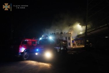 Фото 2 — В Голосеевском районе Киеве горела станция техобслуживания авто (ФОТО)