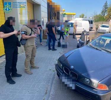 Фото 17 — В Житомирской области задержали восемь членов банды рэкетиров: "попались" из-за угроз военному (ФОТО, ВИДЕО)