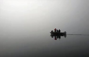 Фото 3 — На Камчатке туристический вертолет упал в озеро, восемь человек пропали без вести (ВИДЕО)