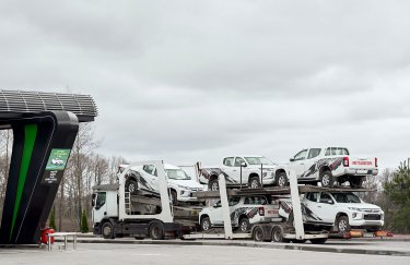 Фото 2 — Мережа АЗК UPG передала ЗСУ чергову партію нових пікапів та трал для перевезення техніки