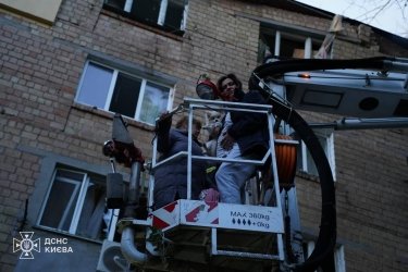 Фото 2 — У Києві внаслідок атаки РФ щонайменше шестеро загиблих, пошкоджено один із виходів станції метро, КПІ та КНЕУ