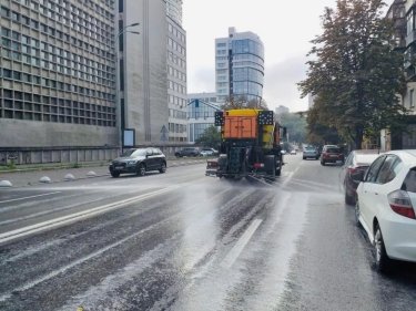 Фото 2 — В Киеве дороги моют шампунями (ВИДЕО)
