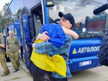 Фото 8 — Четвертий обмін за тиждень: Україна повернула додому військовополонених (ФОТО)