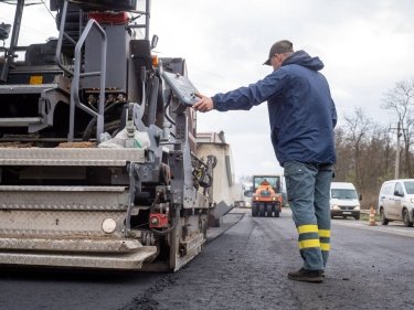 Фото 5 — Роботи на дорогах державного значення тривають: за добу відновлено 124 тис. кв. м