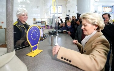 Фото 3 — За три дні українці обміняли вже понад 750 тисяч старих ламп на LED - прем'єр (ФОТО, ВІДЕО)