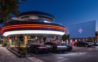Фото 2 — Tesla відкрила у Голлівуді першу закусочну з автокінотеатром і зарядною станцією (ФОТО, ВІДЕО)