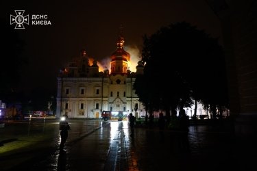 Фото 15 — Росія атакувала Київ: у Києво-Печерській лаврі масштабна пожежа, пошкоджено кіностудію Довженка (ФОТО)
