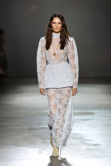 Фото 26 — Ukrainian Fashion Week SS27: ремесло, реконструкция и показ в укрытии