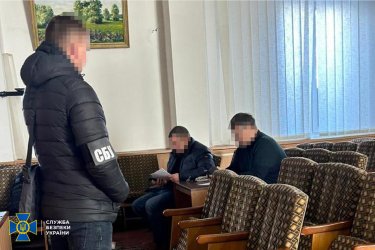 Фото 3 — Злоупотребления на Житомирской таможне: 5 инспекторов таможенного поста получили подозрения (ФОТО)